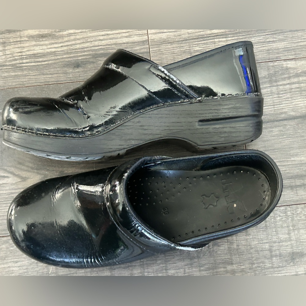 DANSKO size 39 (7) black patent clogs